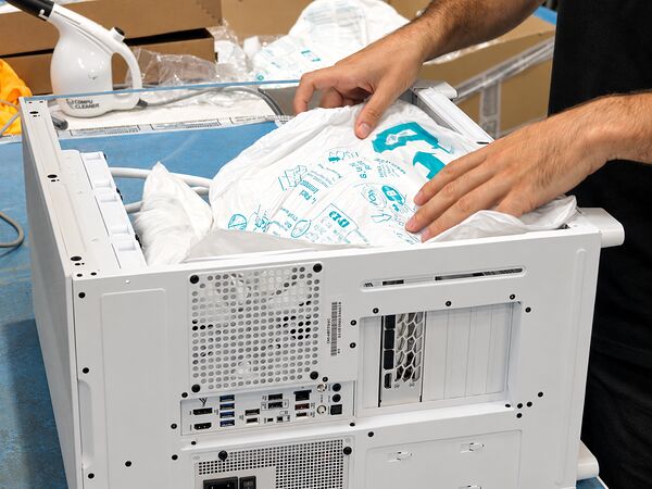 Mise en place d’un calage de protection à l’intérieur d’un PC monté pour le transport