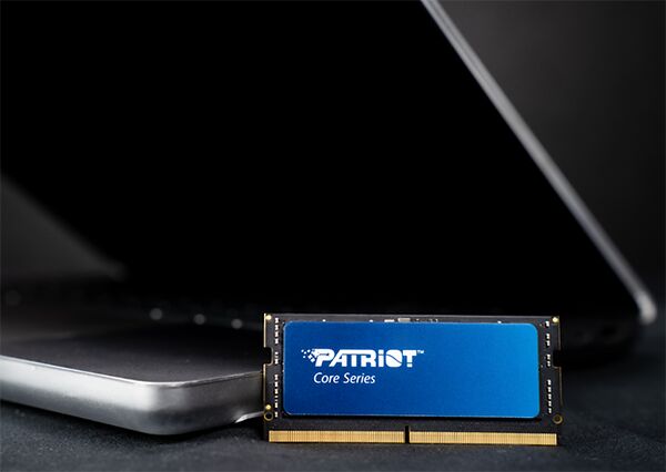 Une barrette de mémoire vive Patriot Core Series placée devant un ordinateur portable.