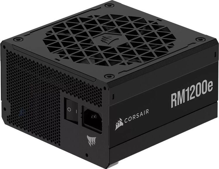 Bloc d'alimentation Corsair RM1200e noir avec une grille de ventilation sur le dessus et une prise d'alimentation standard sur le côté.