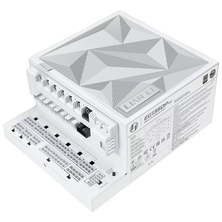 Bloc d'alimentation blanc Lian Li EG1350P V2 avec une finition géométrique sur le dessus et divers connecteurs modulaires visibles sur le côté.