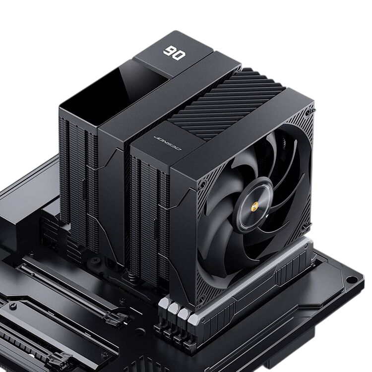 Ventirad de processeur noir de la marque DeepCool monté sur une carte mère. Le refroidisseur possède un design massif avec des ailettes de dissipation thermique et un ventilateur noir.