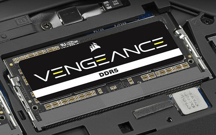 Barrette de mémoire vive Corsair Vengeance DDR5 installée dans un emplacement sur une carte mère.