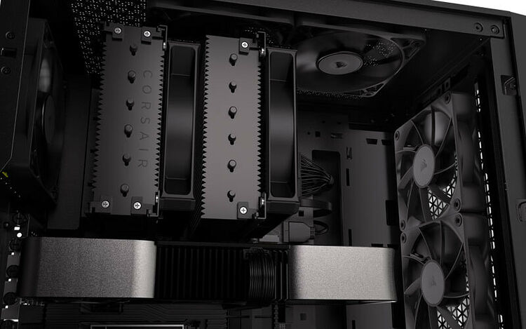 Vue de l'intérieur d'un PC avec un système de refroidissement liquide Corsair composé de deux radiateurs noirs et de plusieurs ventilateurs.