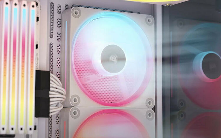 Ventilateurs de boîtier PC blancs avec un éclairage RGB multicolore, installés à l'intérieur d'un boîtier blanc à côté de barrettes de mémoire vive également illuminées.