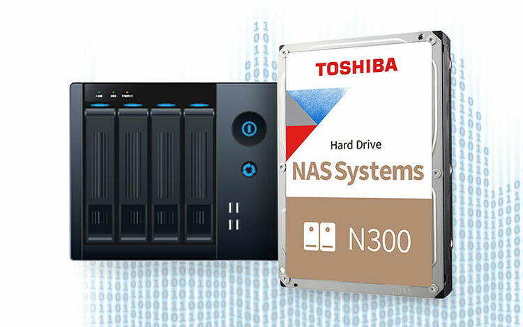 Un boîtier NAS noir à quatre baies accompagné d'un disque dur Toshiba N300 pour systèmes NAS.