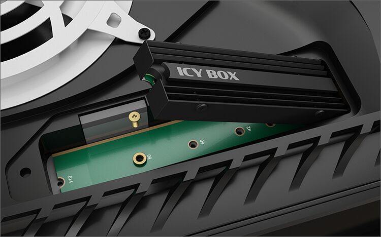Un disque SSD externe Icy Box de couleur noire est inséré dans un emplacement dédié à l'intérieur d'un boîtier PC.