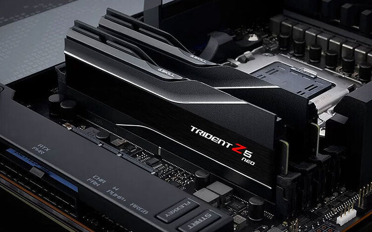 Barrettes de mémoire vive G.Skill Trident Z5 Neo de couleur noire installées sur une carte mère.