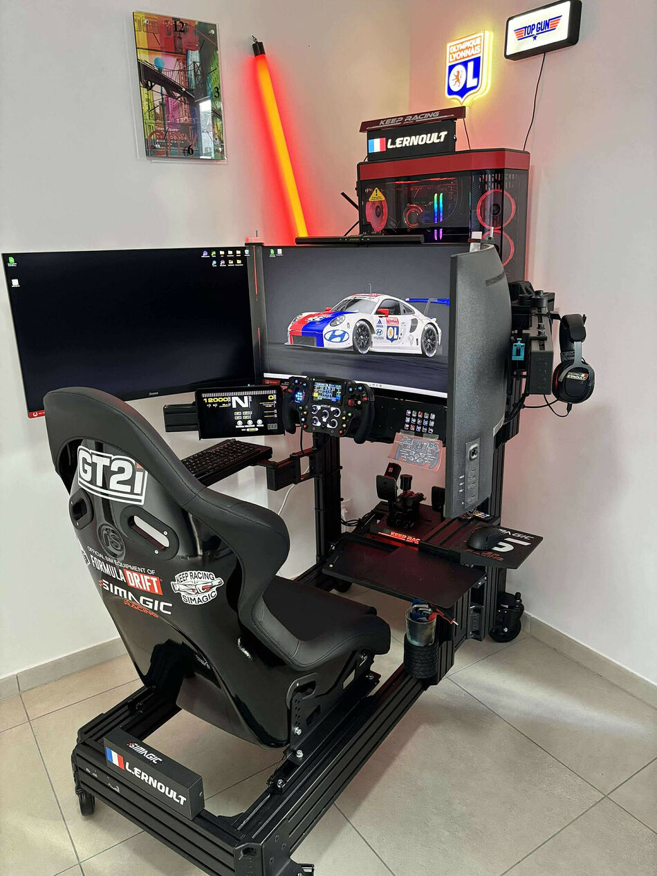 Cockpit de simracing de lauErn18130 : châssis en profilés aluminium, baquet, triple écran, volant et button boxes