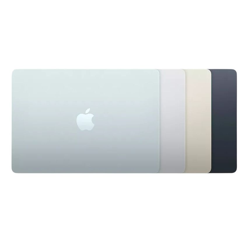 Trois ordinateurs portables Apple de différentes couleurs, dont un gris argenté, un blanc et un gris foncé, sont alignés sur un fond noir.