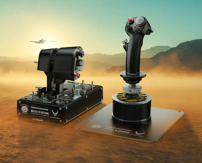 Ensemble de commande HOTAS Thrustmaster Warthog comprenant un joystick et une manette des gaz noire, présentés devant un paysage désertique avec un avion en vol.