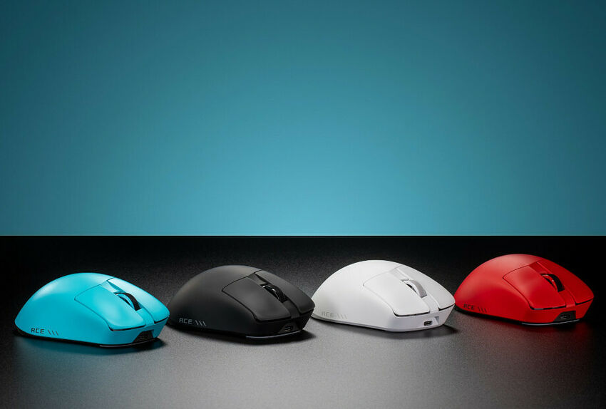 Quatre souris de gaming ACE de couleurs différentes : bleu ciel, noir, blanc et rouge, alignées sur une surface sombre devant un fond dégradé bleu.