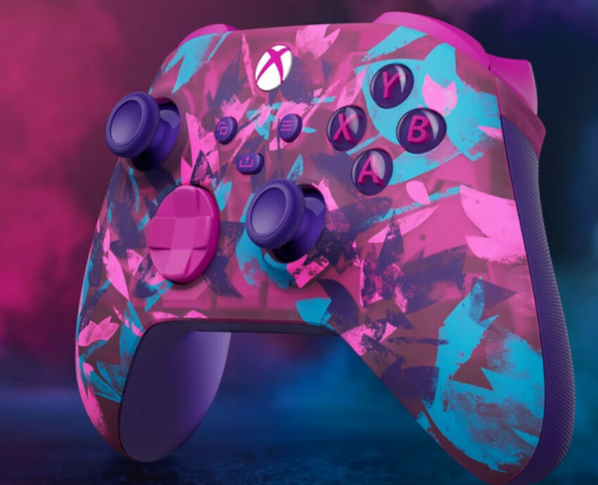 Manette Xbox avec un motif camouflage coloré dans les tons rose, bleu et violet.
