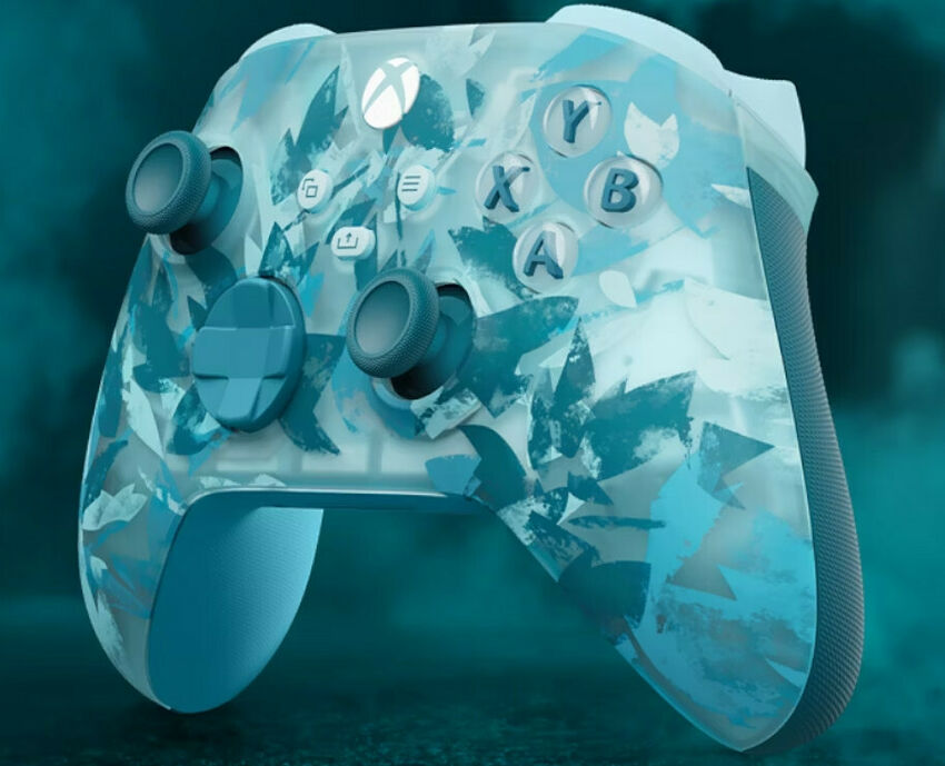 Manette Xbox avec un motif camouflage dans les tons bleu et turquoise.
