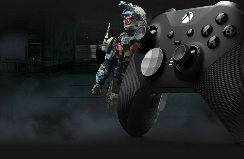 Manette Xbox noire avec un personnage de jeu vidéo en arrière-plan dans un décor sombre et brumeux.