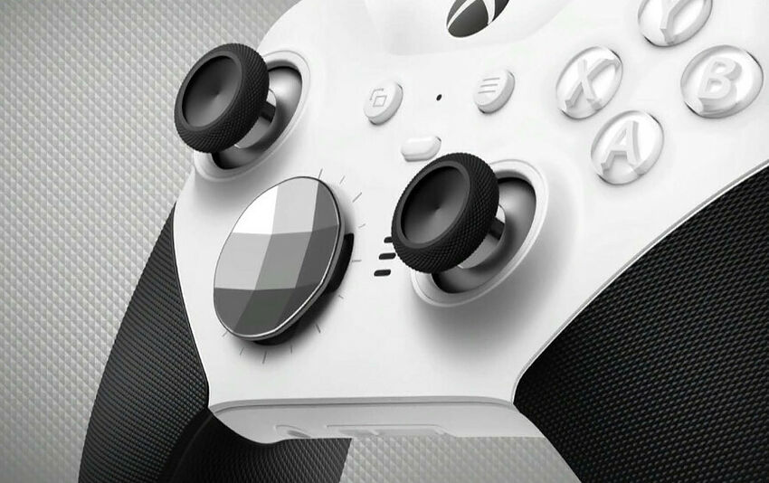 Manette blanche Xbox avec sticks analogiques noirs et boutons de commande blancs.