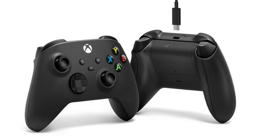 Deux manettes Xbox noires, l'une de face montrant les boutons et les sticks analogiques, et l'autre de dos avec un câble USB branché.