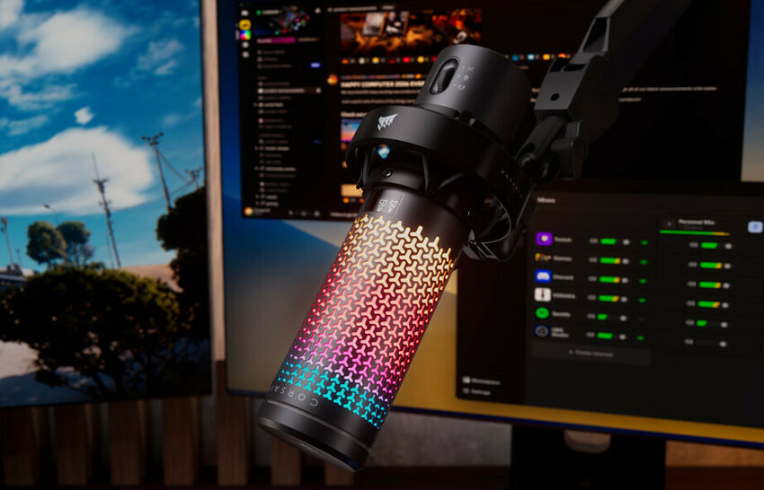 Une lampe de bureau Corsair avec un revêtement texturé affichant des effets de lumière RGB colorés, montée sur un bras articulé devant deux écrans.