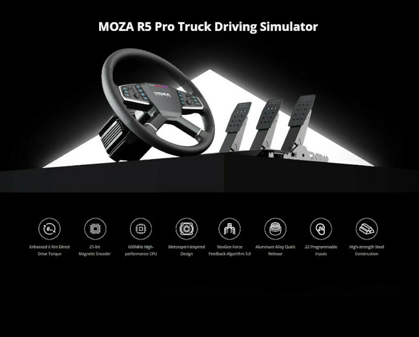 Simulateur de conduite Moza R5 Pro comprenant un volant avec boutons intégrés et un pédalier à trois pédales, le tout présenté sur un fond noir avec des icônes de caractéristiques techniques.