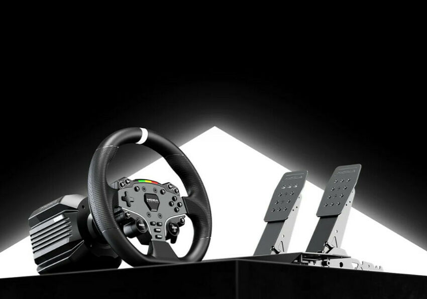 Un volant de simulation de course avec pédales, le tout de couleur noire avec des détails lumineux sur le volant.