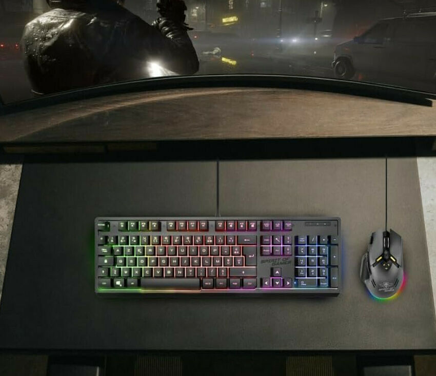 Un clavier gamer rétroéclairé avec des touches colorées et une souris gaming assortie posés sur un tapis de souris noir.