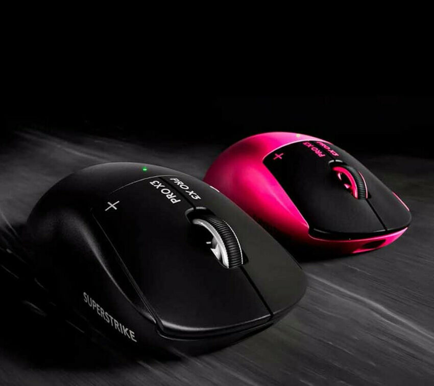 Deux souris gaming Superstrike Pro X3, l'une de couleur noire et l'autre rose, posées sur une surface sombre.