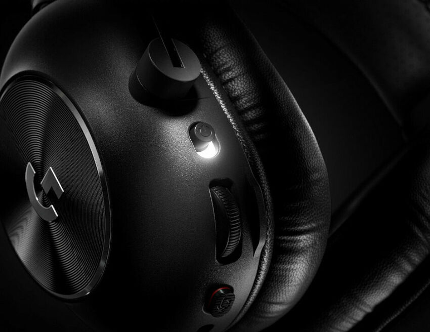 Gros plan sur l'écouteur noir d'un casque Logitech, montrant les boutons de contrôle et la texture des coussinets en cuir.