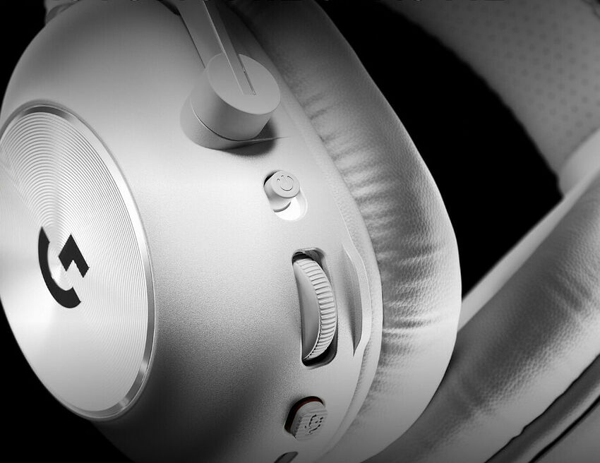 Casque Logitech blanc avec des coussinets rembourrés et des boutons de contrôle sur l'écouteur.