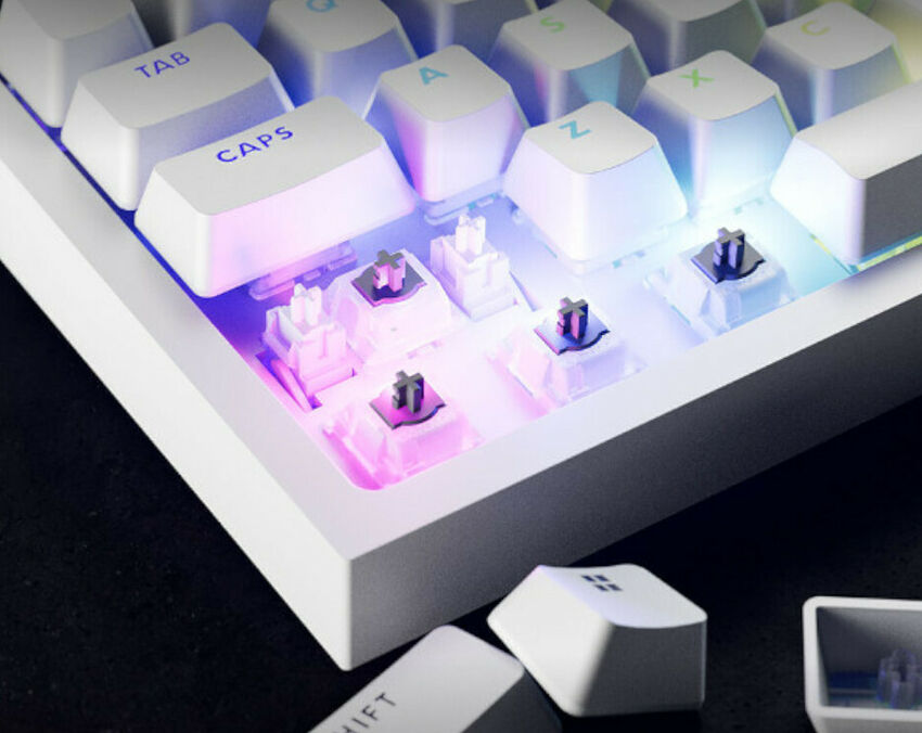 Clavier mécanique blanc avec touches détachables et rétroéclairage RGB, montrant les switches installés sur le châssis.