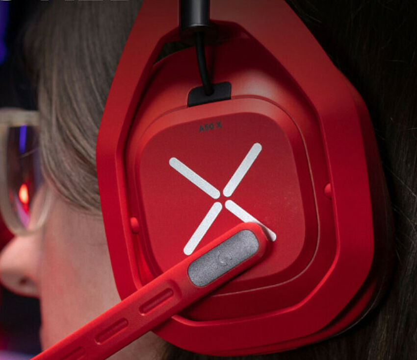 Casque gamer rouge avec un logo blanc en forme de X sur l'écouteur.