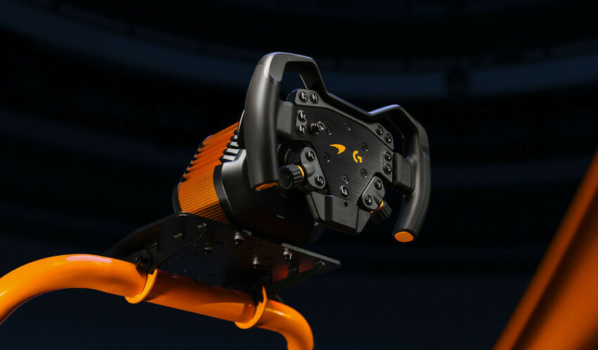 Volant de simulation Logitech de couleur noire avec des détails orange, monté sur un support de cockpit de couleur orange.