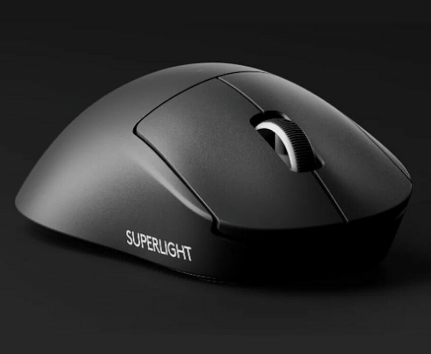 Souris Logitech Superlight noire avec une molette de défilement blanche.