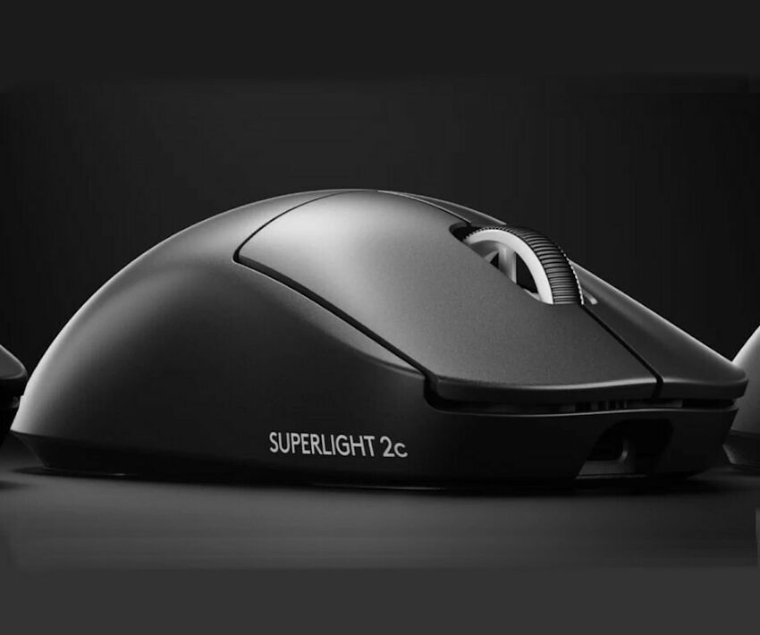 Souris sans fil Logitech Superlight 2c de couleur noire avec une molette de défilement texturée.