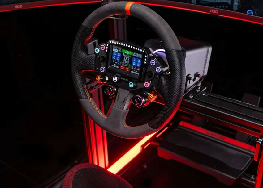 Volant de simulation de course Zeus avec écran digital intégré, boutons de commande et revêtement en alcantara, monté sur un cockpit de simulation avec éclairage LED rouge.