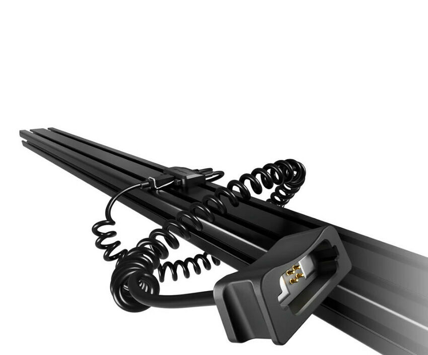 Un câble en spirale noir avec un connecteur spécialisé, conçu pour être fixé sur un rail de montage.