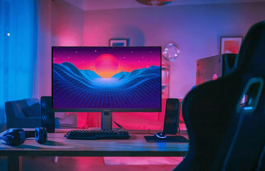 Un setup de gaming avec un écran affichant un paysage rétro futuriste, un clavier, une souris et un casque posés sur un bureau, le tout éclairé par des lumières néon roses et bleues.