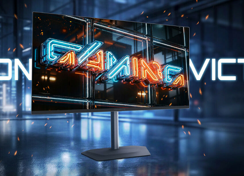 Écran de PC gamer incurvé affichant le mot "GAMING" en néon bleu et orange sur un fond sombre et stylisé.