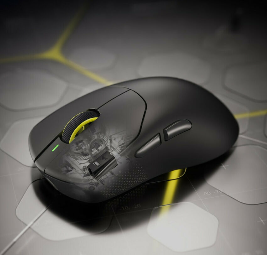 Souris gamer noire avec des détails jaunes et un motif graphique sur le dessus.