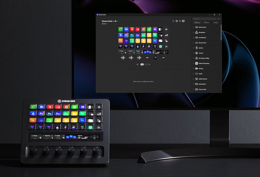 Un contrôleur Elgato Stream Deck posé devant un écran affichant son logiciel de configuration avec diverses icônes de raccourcis personnalisables.