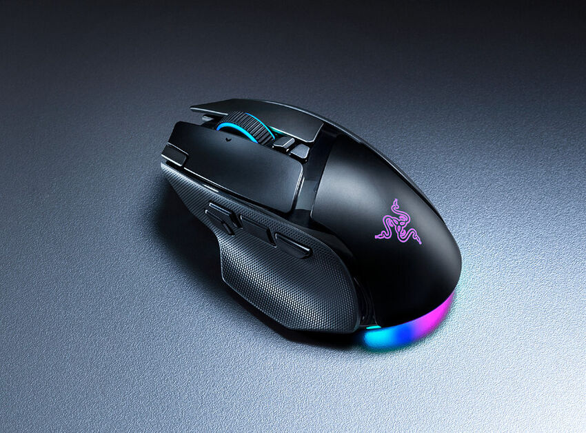 Souris gaming Razer noire avec un éclairage RGB coloré sur le logo et la base.