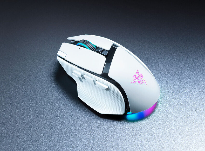 Souris gaming Razer blanche avec des accents noirs et un éclairage RGB coloré sur la base. Le logo Razer est visible en rose sur le dessus.