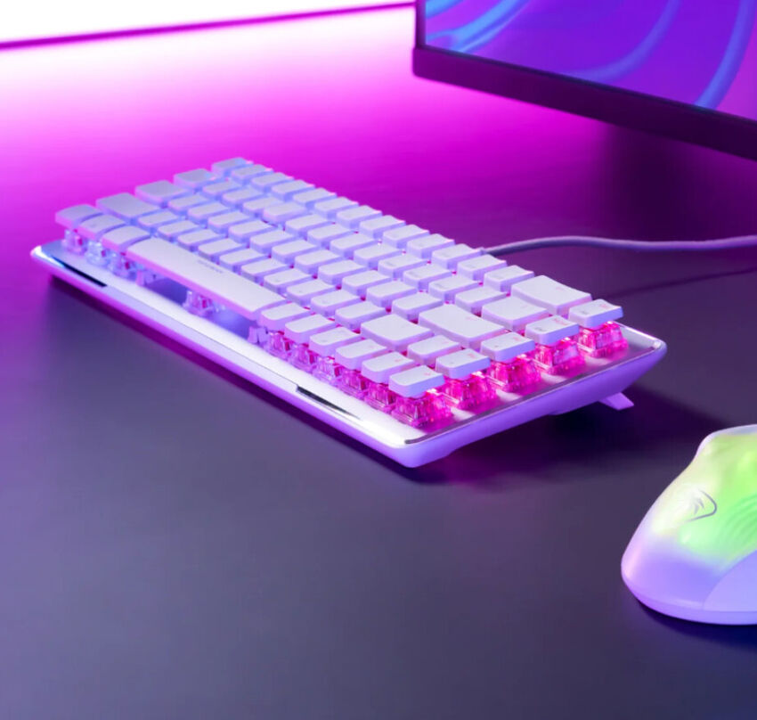 Clavier mécanique blanc avec rétroéclairage LED rose et violet, accompagné d'une souris gaming blanche.